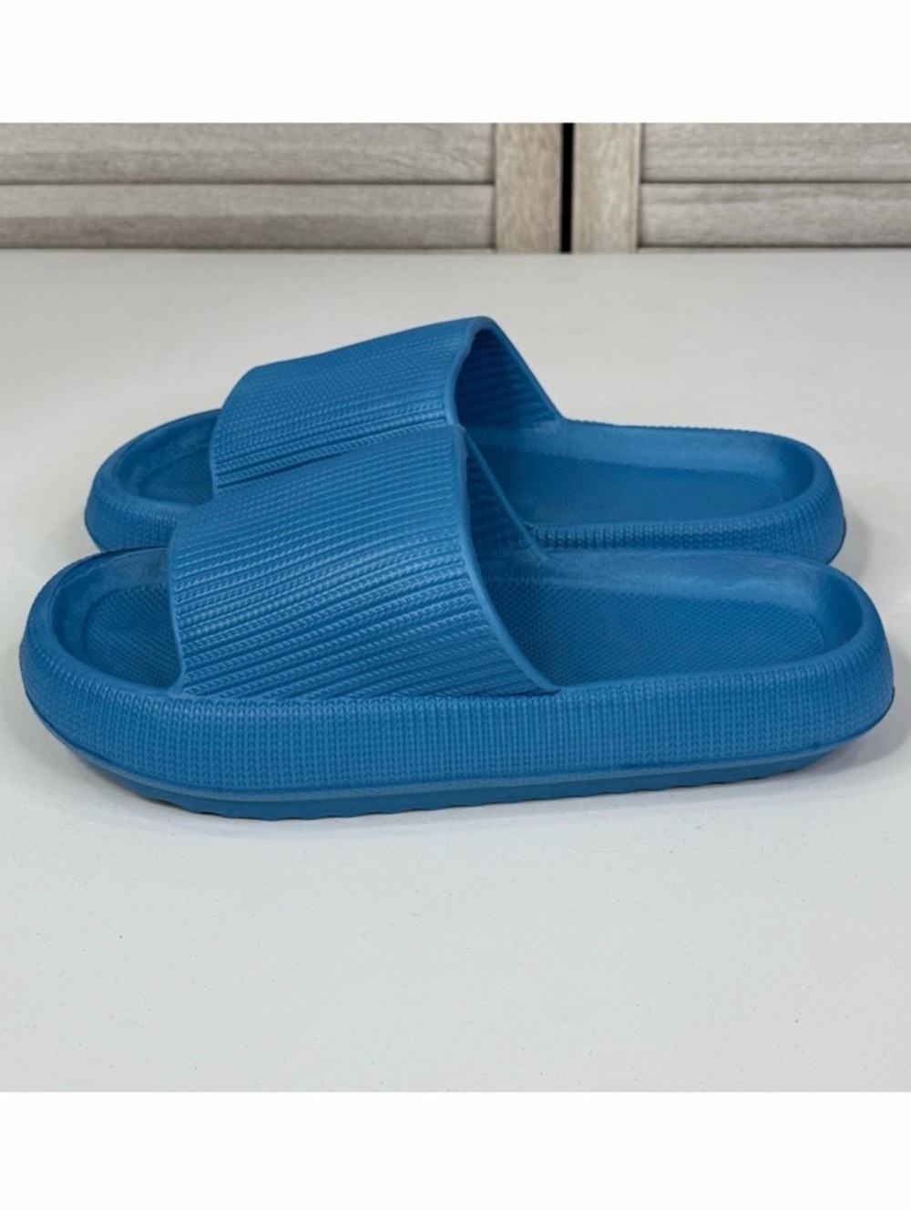 THE CLOUDIES Women's Blue Slide Sandals-8.5/9